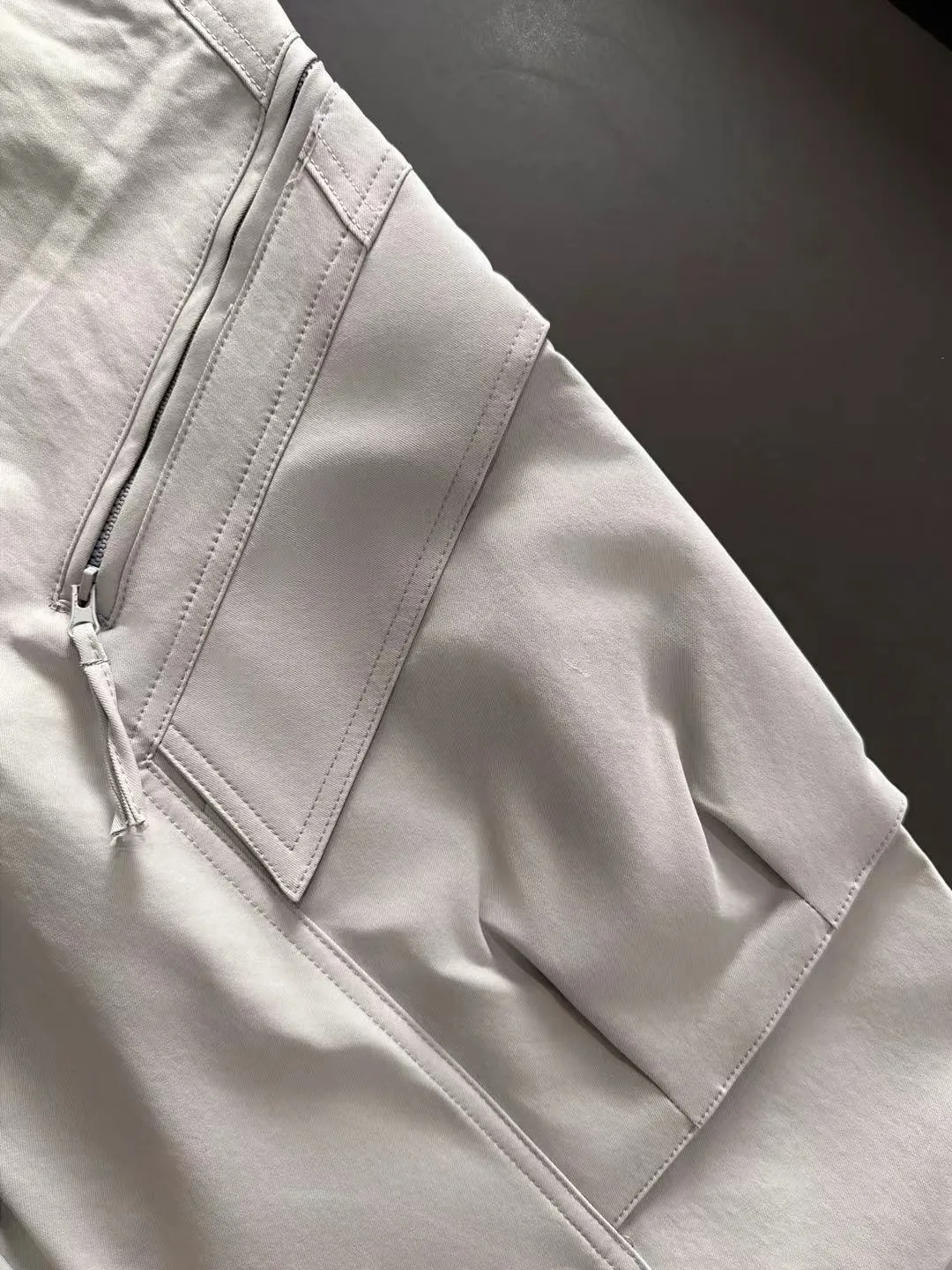 Next day shipping P360 Stone Island 2025 new fall elastic band casual pants and straight pants, medium-thick and thin counter-customized fabrics, breathable, comfortable, high wrinkle resistance, impeccable details, brand element design concept, reflecting high quality. It feels delicate and soft! It presents a casual cut and the upper body shape is great! Size: M-3XL